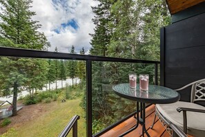 Quarto superior, 1 cama Queen | Terraço/pátio