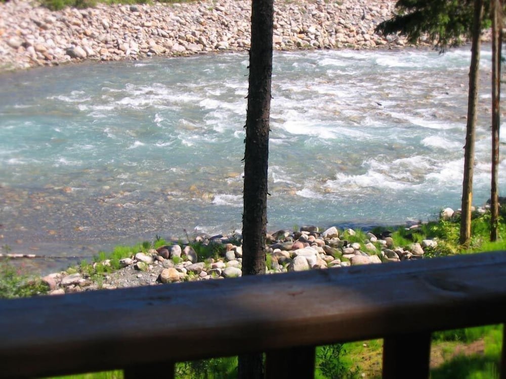 Mountain River Lodge by null