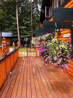 Terrace/patio - Mount Robson Mountain River Lodge (Mount Robson)