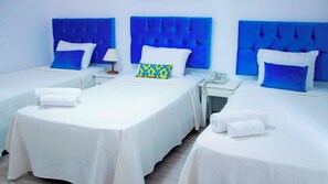 Minibar, caja de seguridad en la habitación y escritorio 