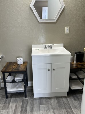 Habitación estándar, 1 cama Queen size | Baño | Tina con regadera, amenidades de baño gratuitas, toallas 