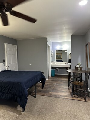 Habitación estándar, 2 camas Queen size | Wifi gratis y ropa de cama 