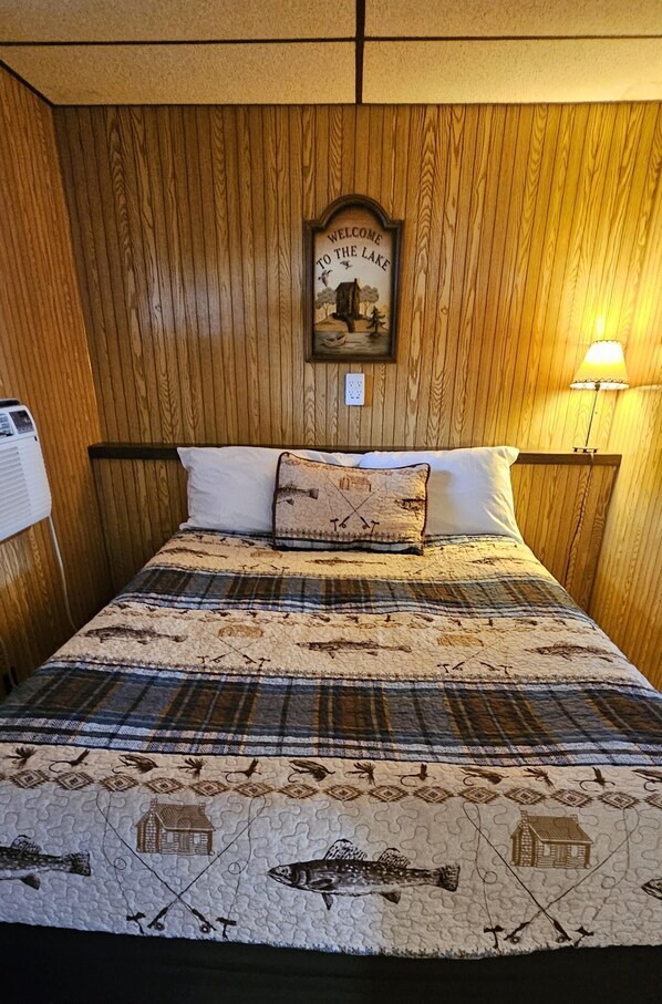 Individually decorated, individually furnished, iron/ironing board - Lakeshore Motel Ice Lake (Iron River)