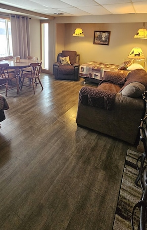 Suite familiale, Plusieurs lits, cuisinette | Aire de séjour | Téléviseur à écran plat de 32 po avec télévision numérique, téléviseur