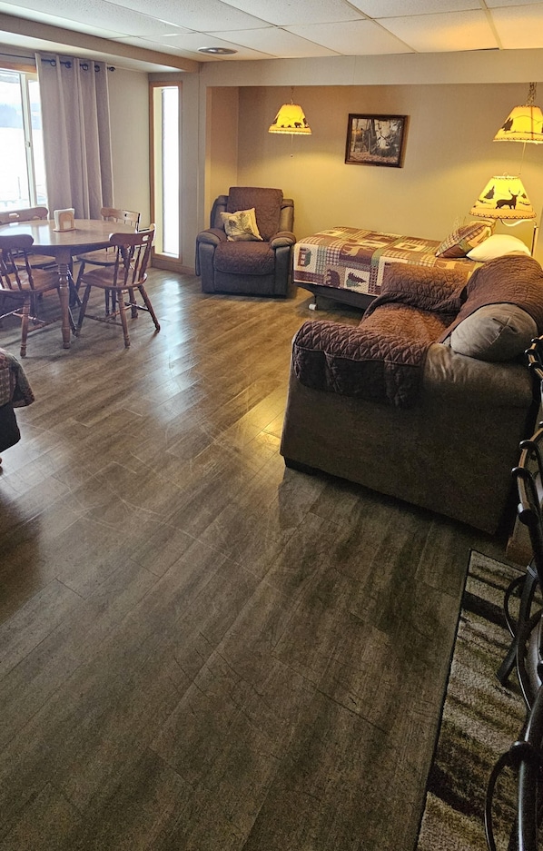 Family Suite, Multiple Beds, Kitchenette | Living area | 32-inch flat-screen TV with digital channels, TV - Lakeshore Motel Ice Lake (Iron River)