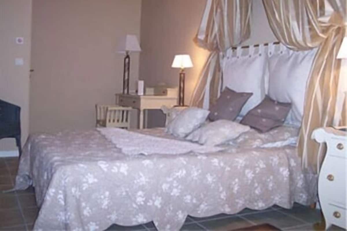 Vierpersoonskamer, en-suite badkamer | 1 slaapkamer, geluiddichte muren