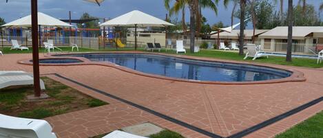 2 albercas al aire libre