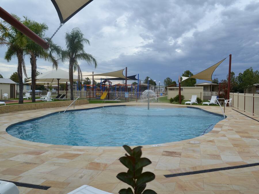 2 utendørsbassenger