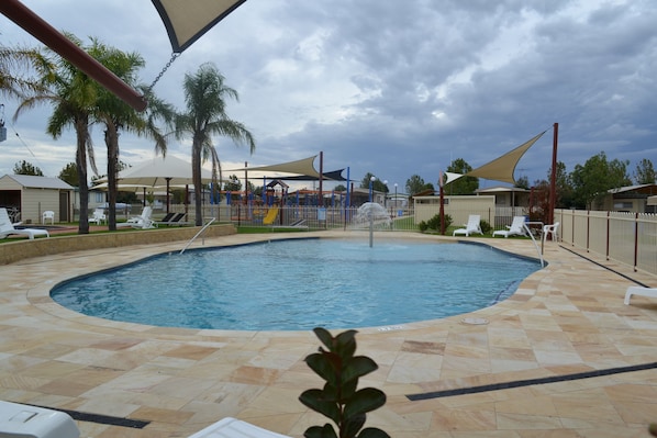 2 piscines extérieures