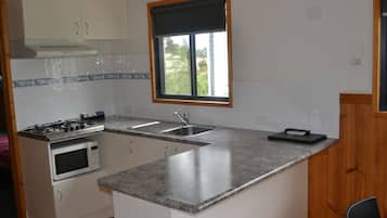 Cabana, 2 quartos, cozinha, vista para o jardim | Cozinha americana privada | Geladeira grande, micro-ondas, cooktop, cafeteira/chaleira