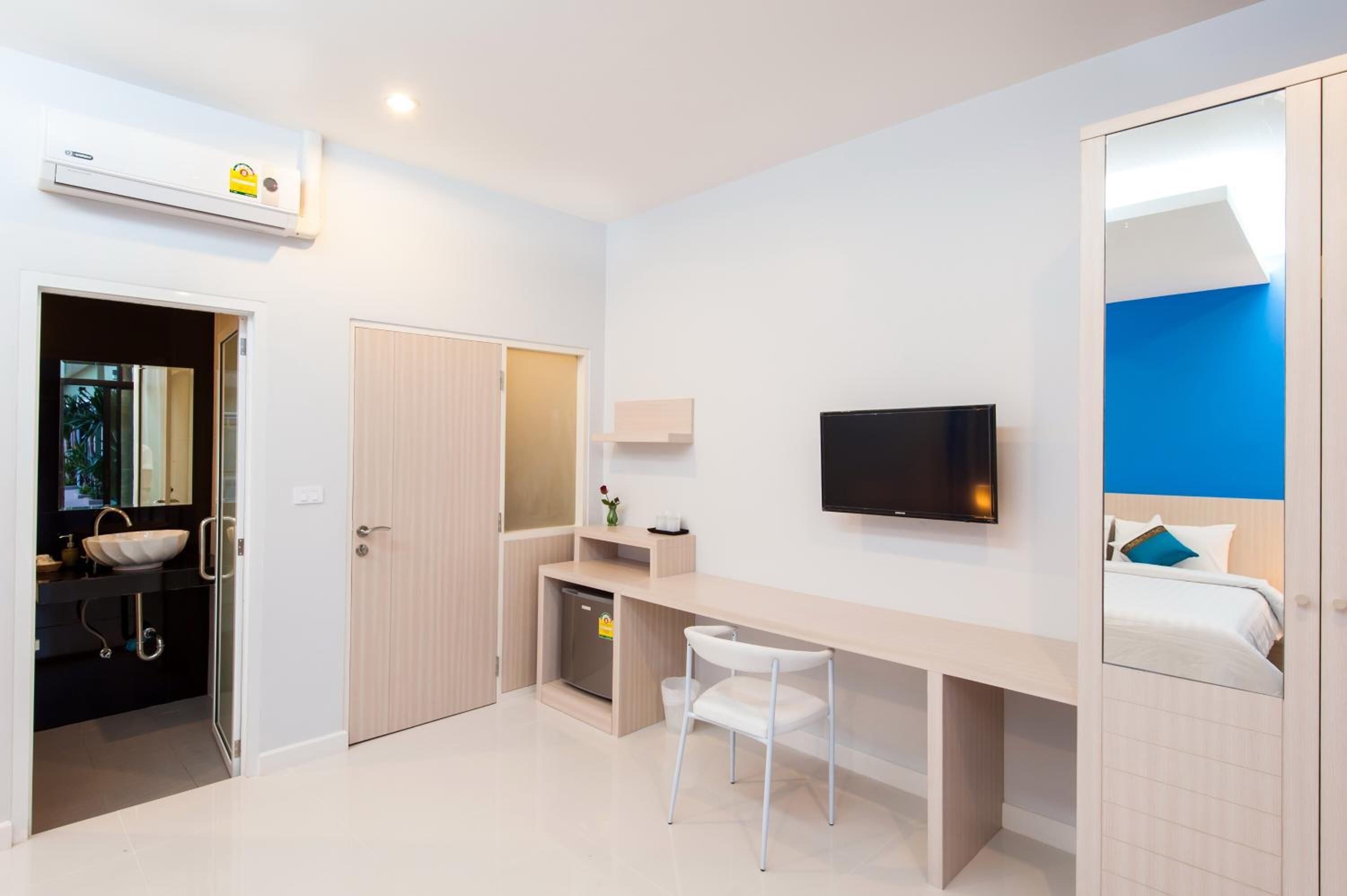 free minibar items, in-room safe, desk, rollaway beds