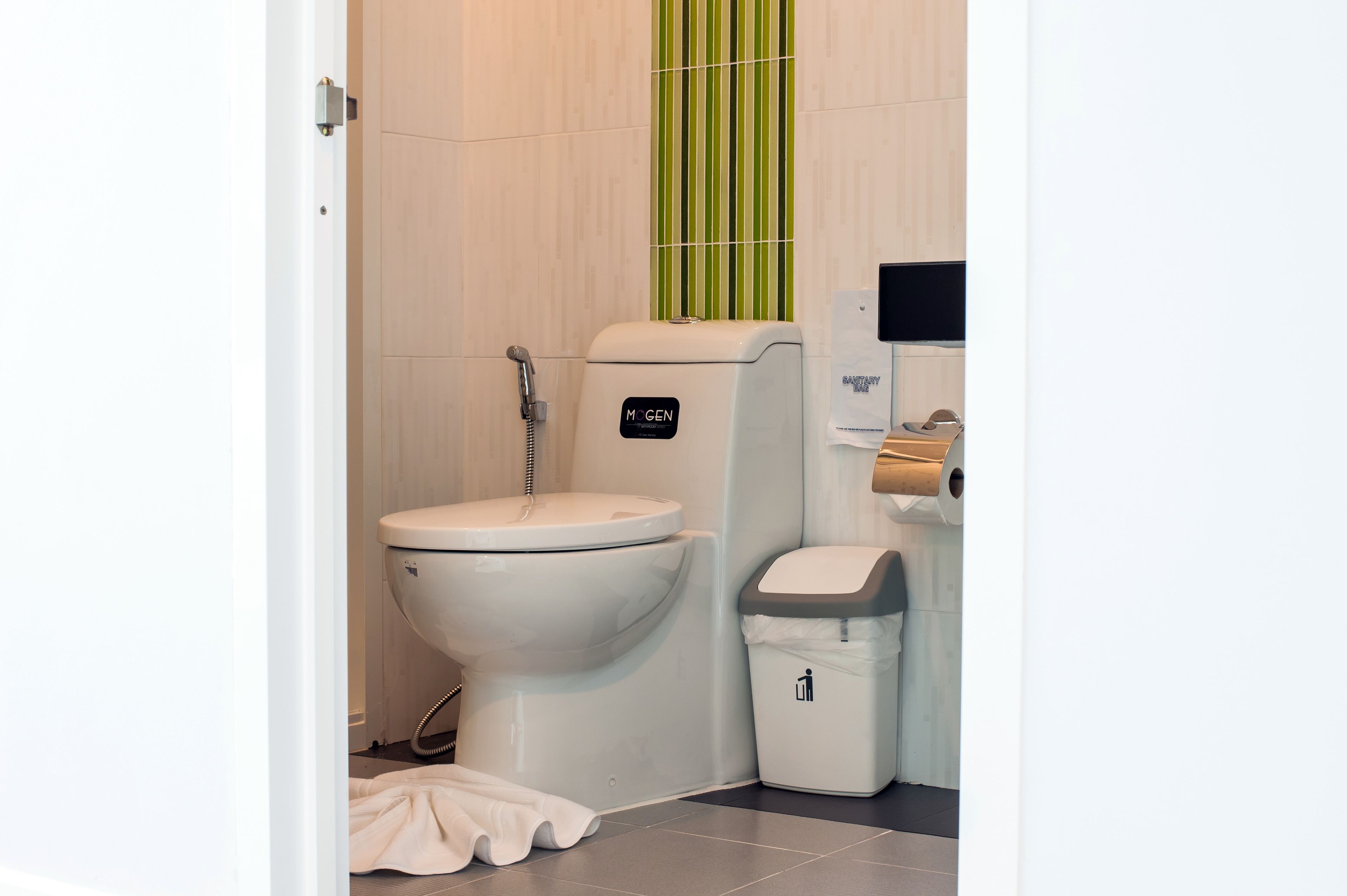 standard studio, 1 double bed | bathroom | shower, free toiletries, hair dryer, towels