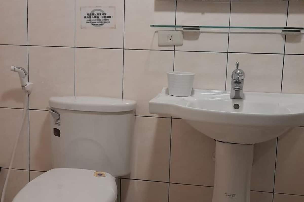 Badezimmer | Dusche, kostenlose Toilettenartikel, Haartrockner, Hausschuhe