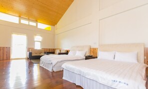 Deluxe fyrbäddsrum - utsikt mot dalen | Skrivbord, ljudisolering, gratis wi-fi och sängkläder