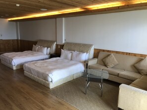 Deluxe fyrbäddsrum - utsikt mot dalen | Skrivbord, ljudisolering, gratis wi-fi och sängkläder