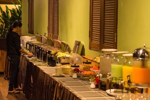 Daily buffet breakfast for a fee