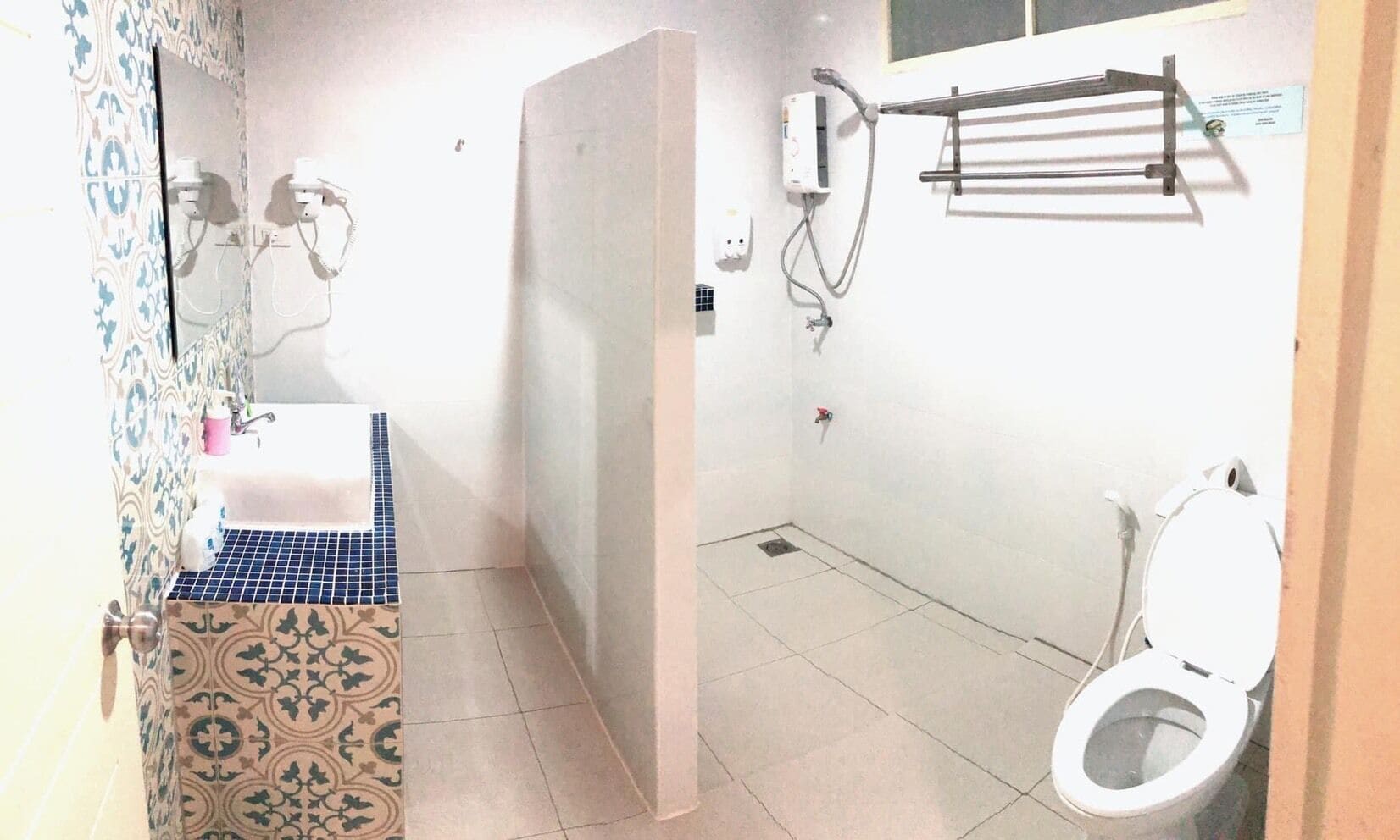 standard double room | bathroom | free toiletries, hair dryer, bathrobes, slippers