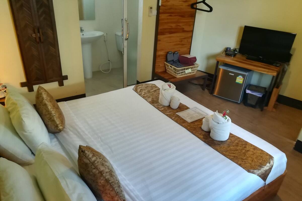 Small room pool side view  | 客房内保险箱、婴儿床、折叠床/加床（额外收费）、免费 WiFi