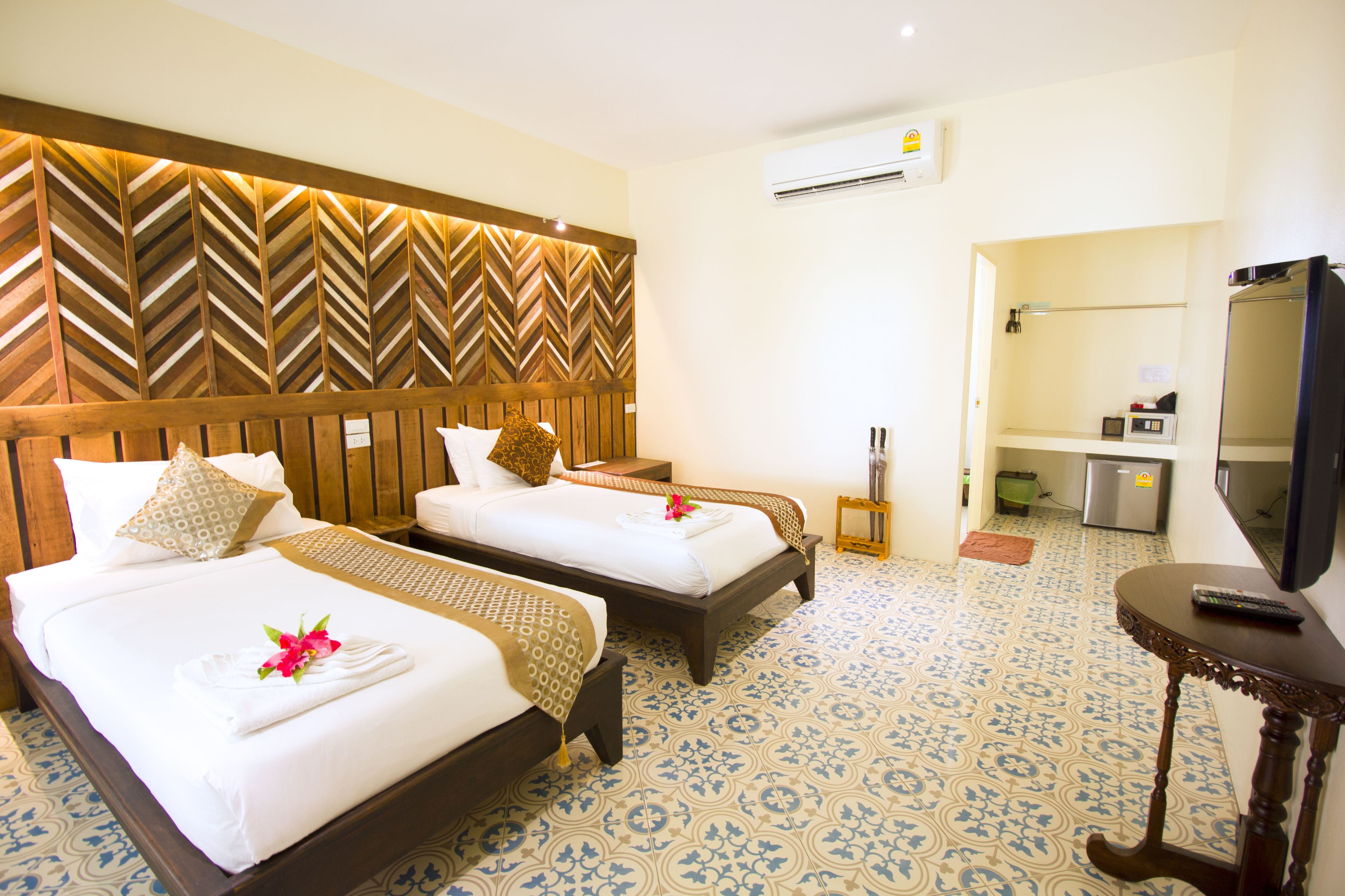 standard twin room, 2 single beds | in-room safe, cots/infant beds, rollaway beds, free wifi