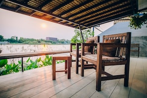 Deluxe double river view | ลานระเบียง/นอกชาน