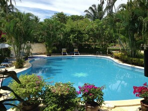 Außenpool, Sonnenschirme, Liegestühle