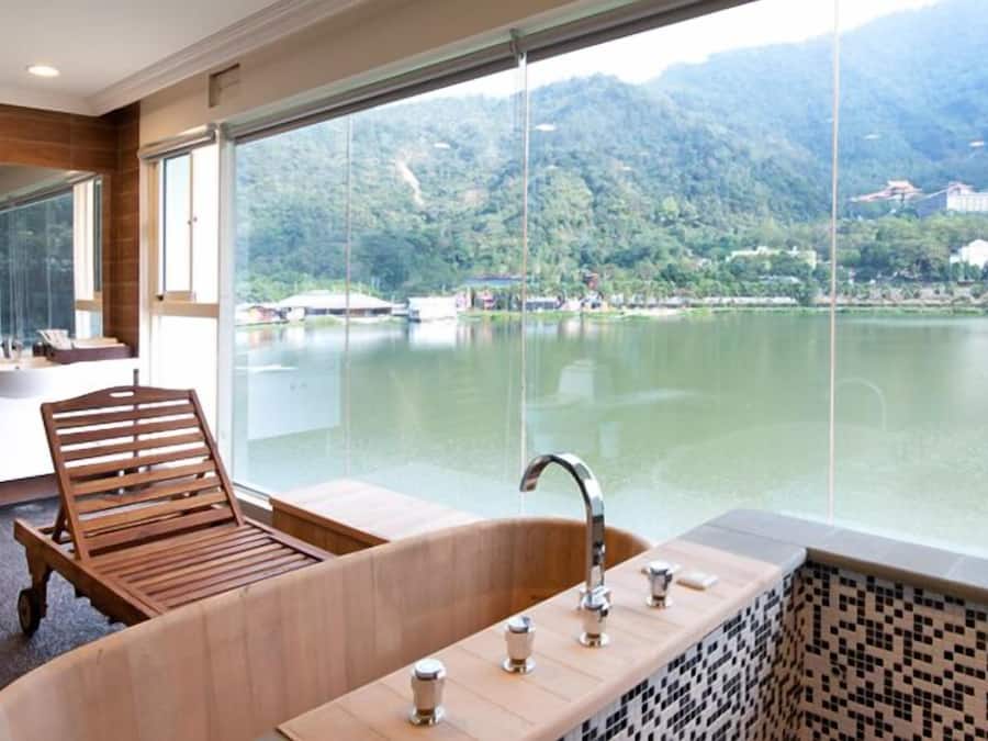 Douche, douche à « effet pluie », articles de toilette gratuits