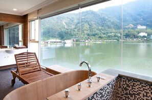 Shower, rainfall showerhead, free toiletries, hair dryer - Lakeside Resort Hotel (Puli)