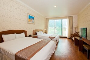 Premium bedding, desk, free WiFi, bed sheets - Lakeside Resort Hotel (Puli)