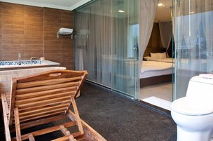 Shower, rainfall showerhead, free toiletries, hair dryer