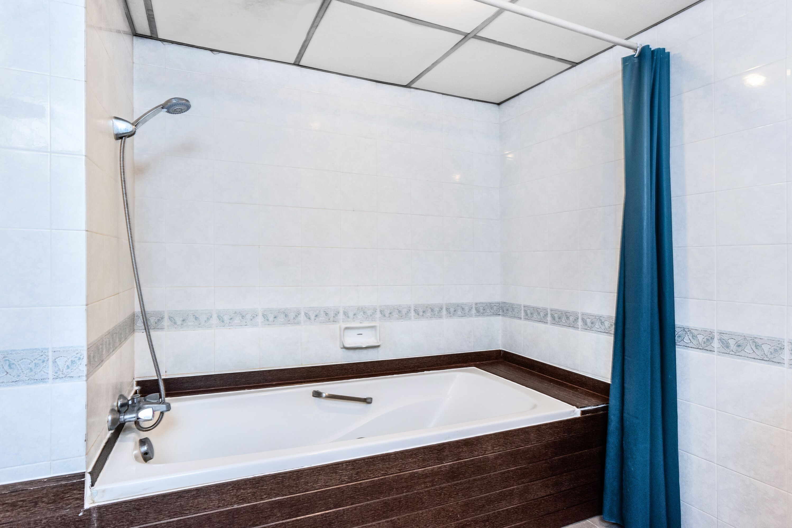Executive Suite Room | Bathroom | Free toiletries, hair dryer, towels, soap