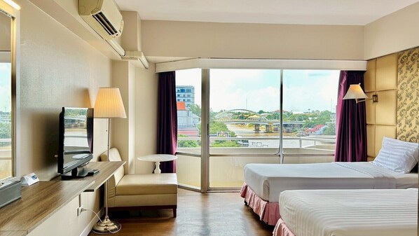 Deluxe King or Twin with River View | 1 ห้องนอน, ตู้นิรภัยในห้องพัก, โต๊ะทำงาน, เตียงเสริม/เปล