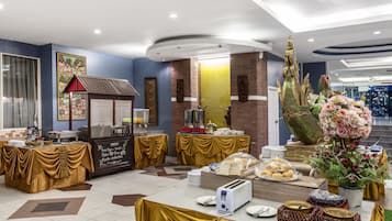 Se sirven desayunos, comidas, cenas y cocina tailandesa
