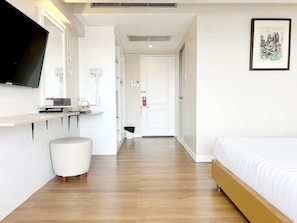 Deluxe King or Twin with River View | Caja de seguridad en la habitación, escritorio y camas extra