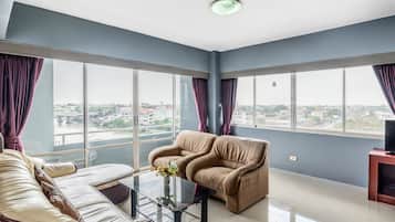 Executive Suite Room | 1 bedroom, in-room safe, desk, rollaway beds