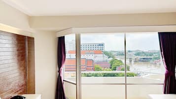 Deluxe King or Twin with River View | Cofres nos quartos, escrivaninha, camas extras/dobráveis (sobretaxa)