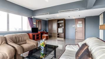 Executive Suite Room | Living area | TV