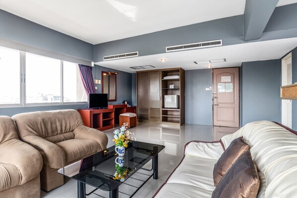 Executive Suite Room | Wohnbereich | Fernseher