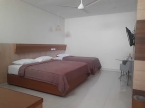 Escritorio, wifi gratis, ropa de cama
