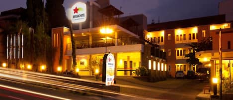 Vista frontal de la propiedad