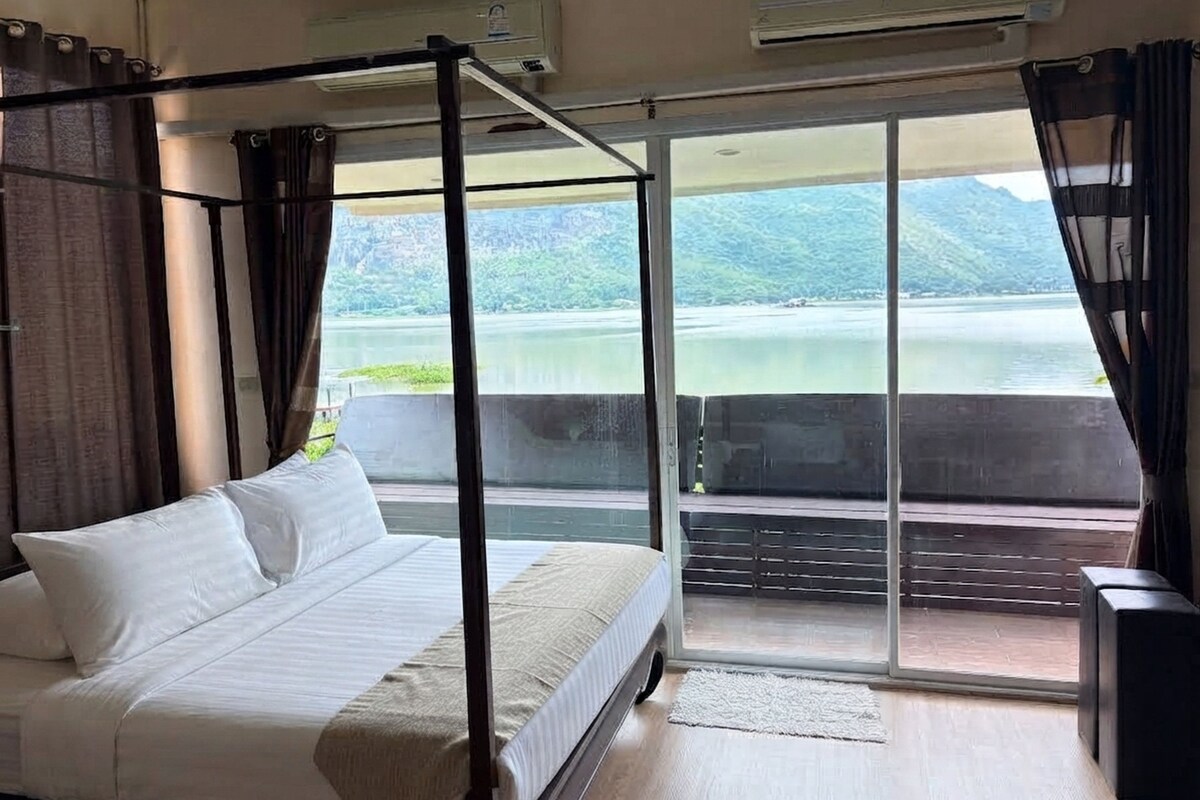 Premiere Deluxe Double | Desk, free WiFi, bed sheets
