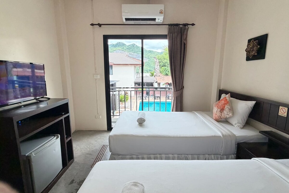 Superior Twin | Desk, free WiFi, bed sheets