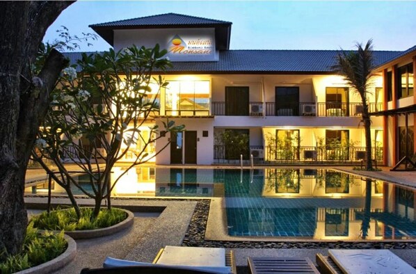 Outdoor pool, sun loungers - Monsane River Kwai Resort (Kanchanaburi)