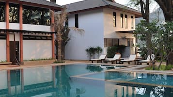 Piscina all'aperto, lettini