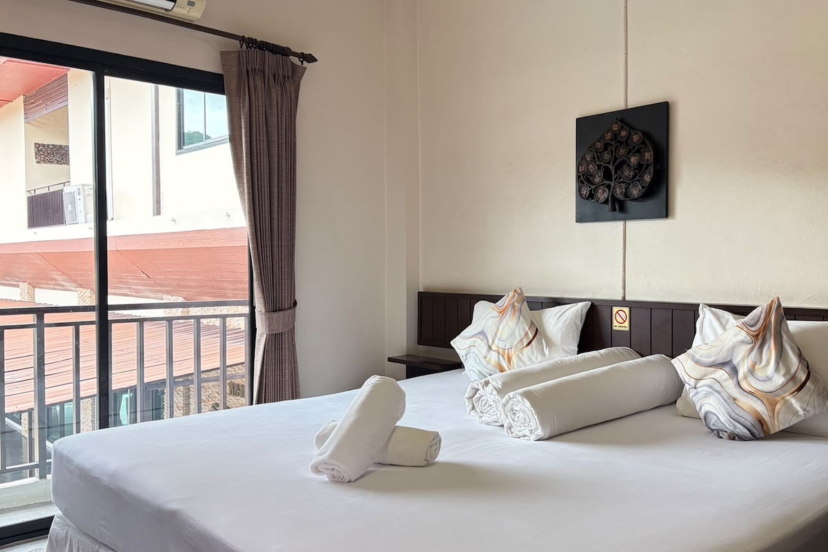 Superior Double | Desk, free WiFi, bed sheets