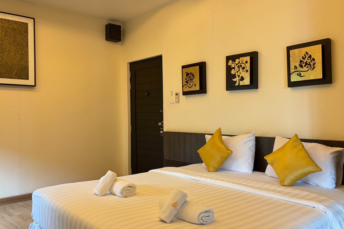 Executive Suite | Desk, free WiFi, bed sheets