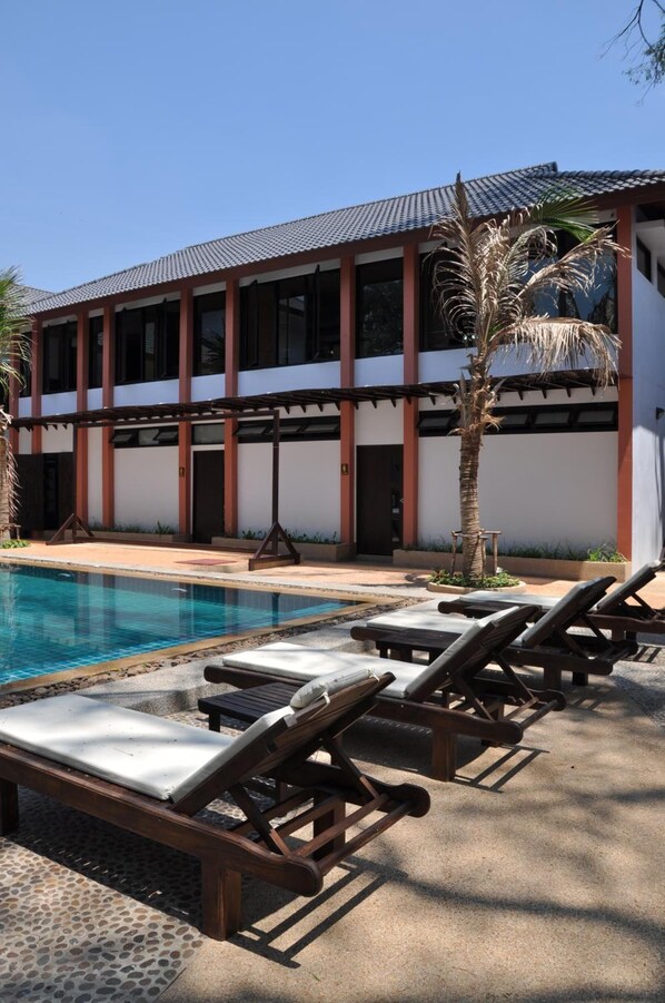 Outdoor pool, pool loungers