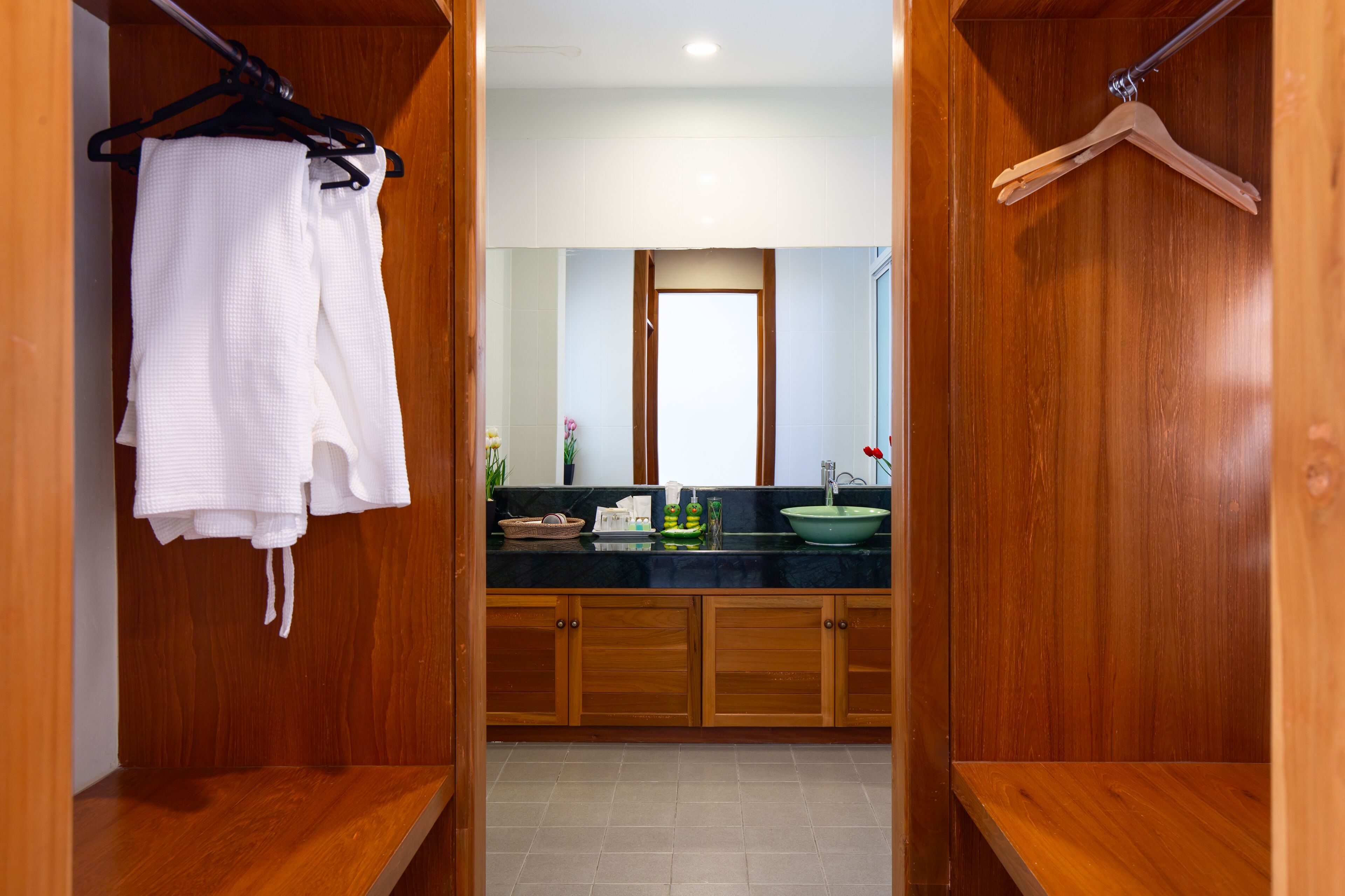 junior suite | bathroom | shower, free toiletries, hair dryer, towels