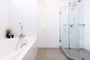 Family Junior Suite | Baño | Regadera, amenidades de baño gratuitas, secadora de cabello, toallas 