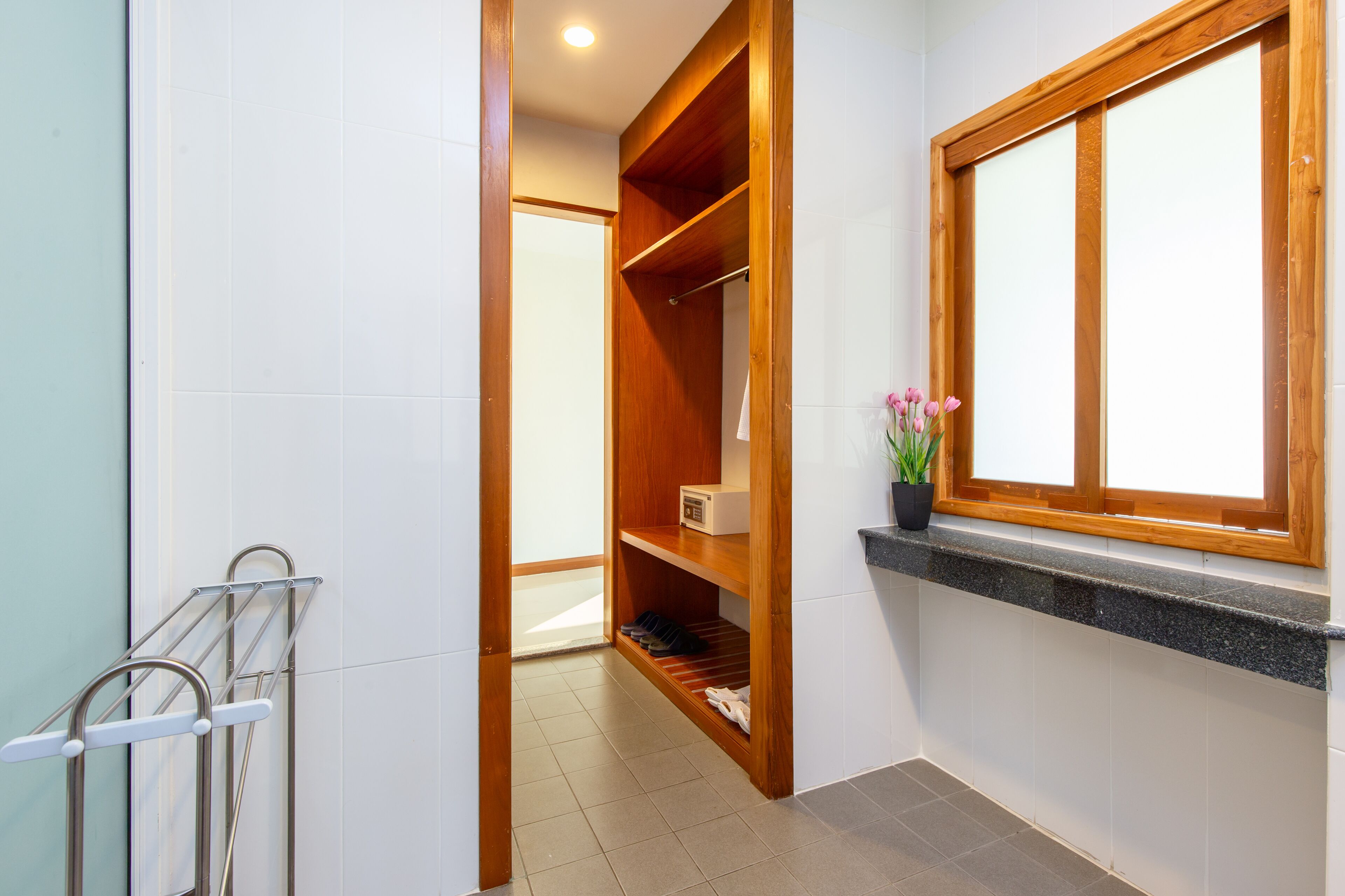 junior suite | bathroom | shower, free toiletries, hair dryer, towels
