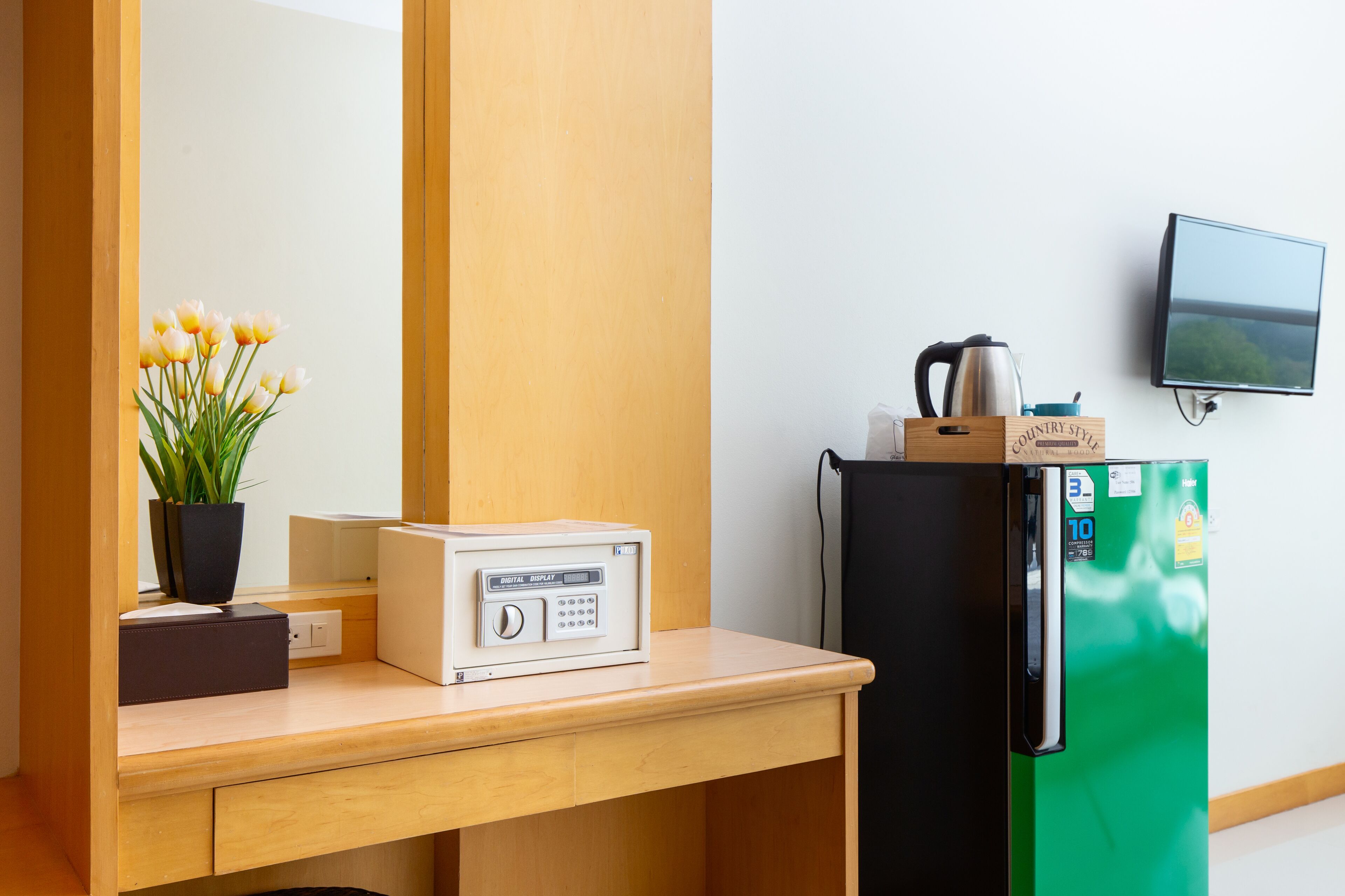 japanese-style triple room | living area | flat-screen tv